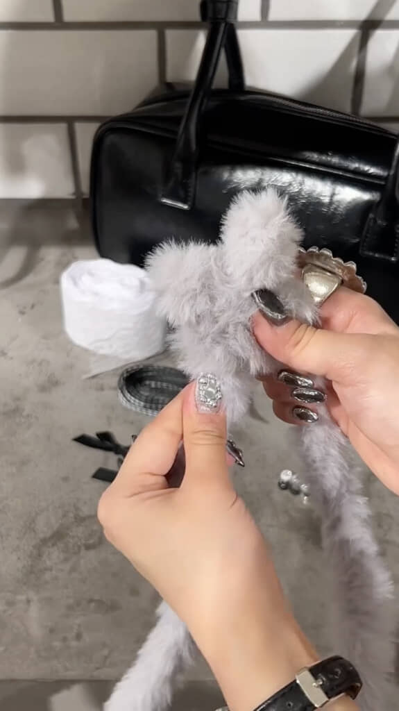 モールをねじって……