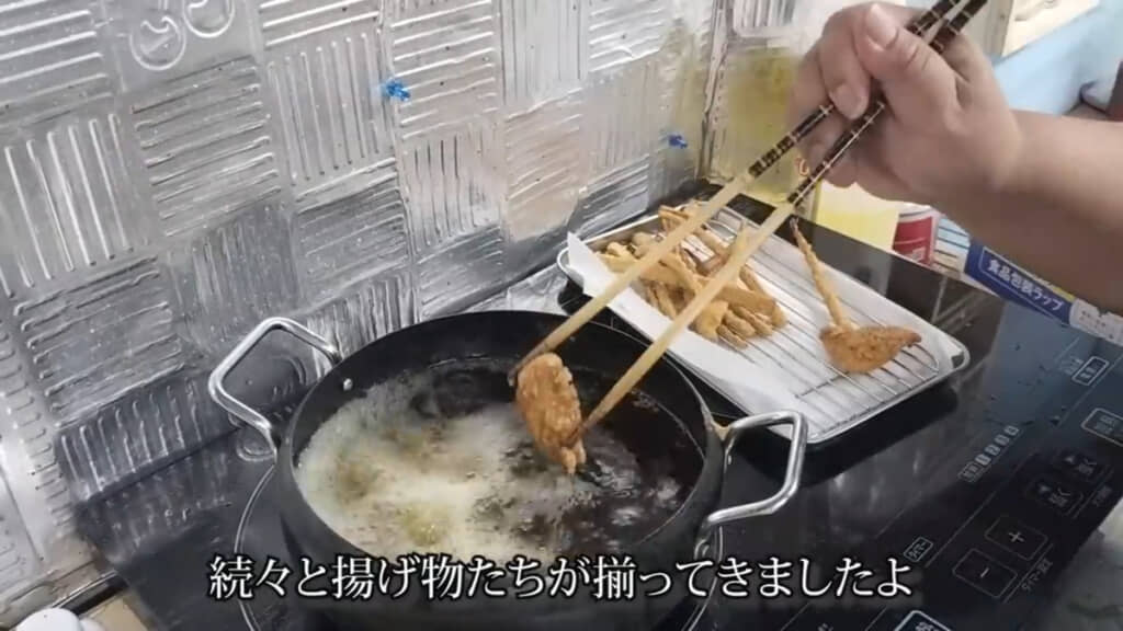 漬け込んでおいたごぼうと鶏ささみを揚げていきます