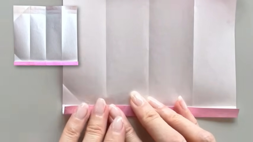 折り紙に折り目をつけていきます