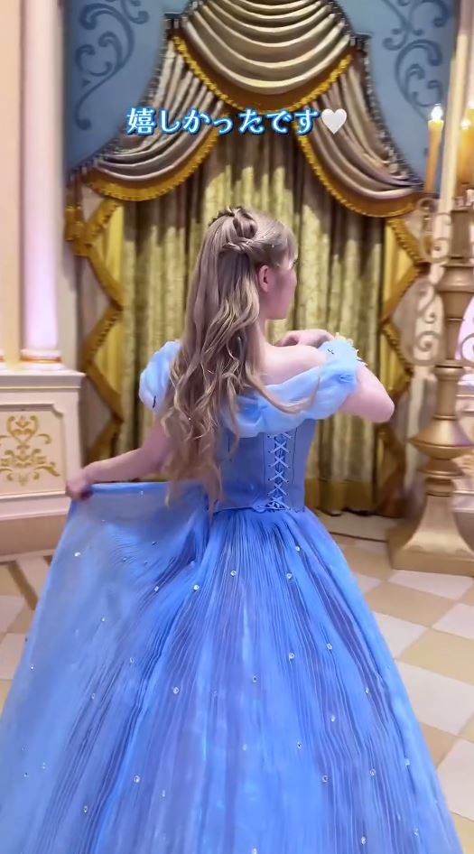 後ろ姿も完璧にシンデレラ