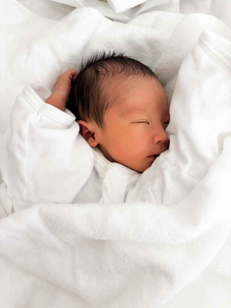 開く前の目が切れ長でクールな赤ちゃん