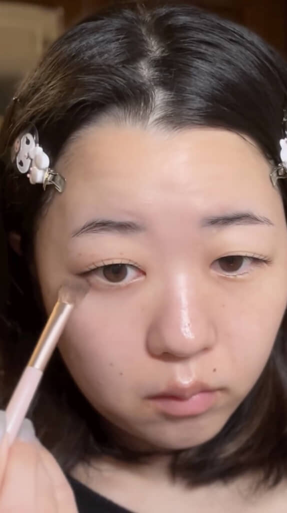 ふんわりとブラウン系カラーをなじませて……