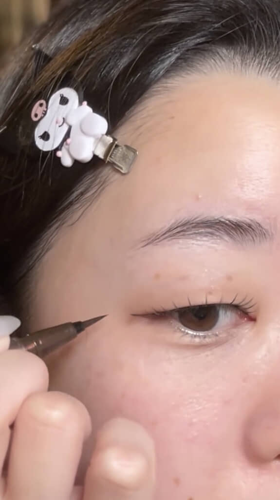 アイラインは細く自然に