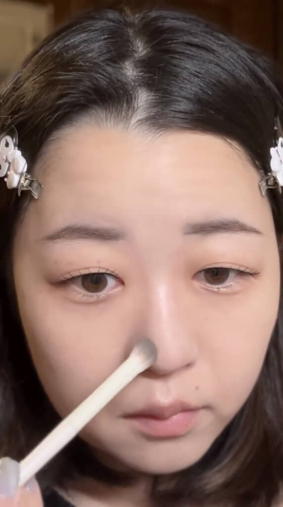 ノーズシャドーでメリハリをプラス