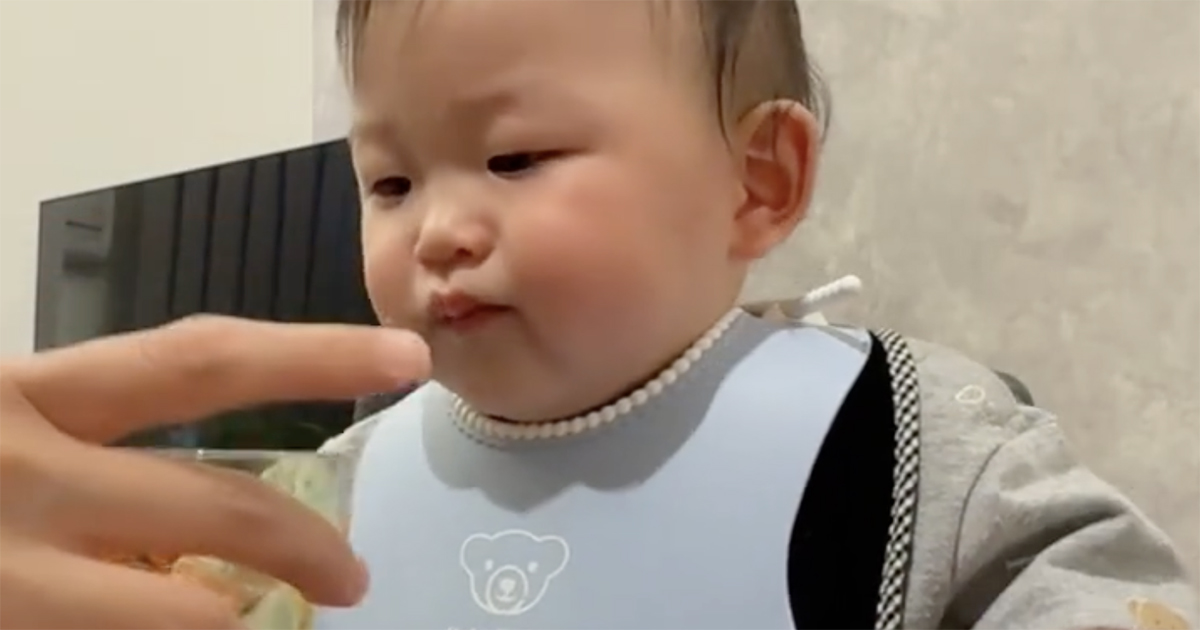 保育士に「コップ上手」と言われた9カ月赤ちゃん→飲み物を渡したら……　ママ仰天の結果に「初めて見たww」「人生2週目？」（1/3） | 育児 ねとらぼ