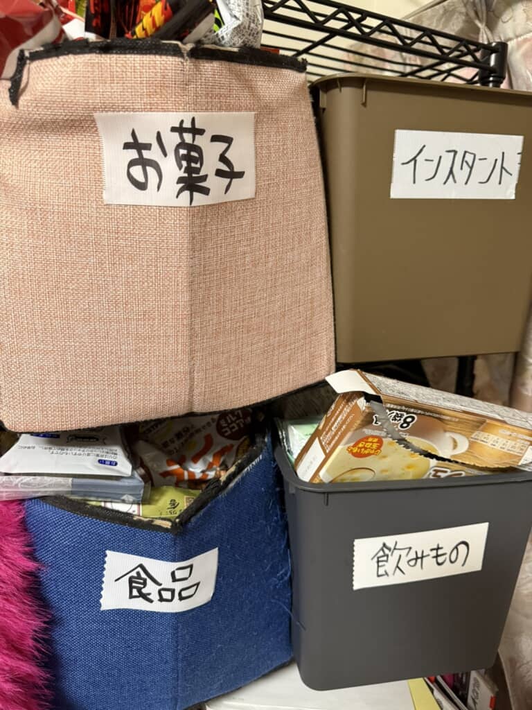 ラベルが貼られている4つの箱