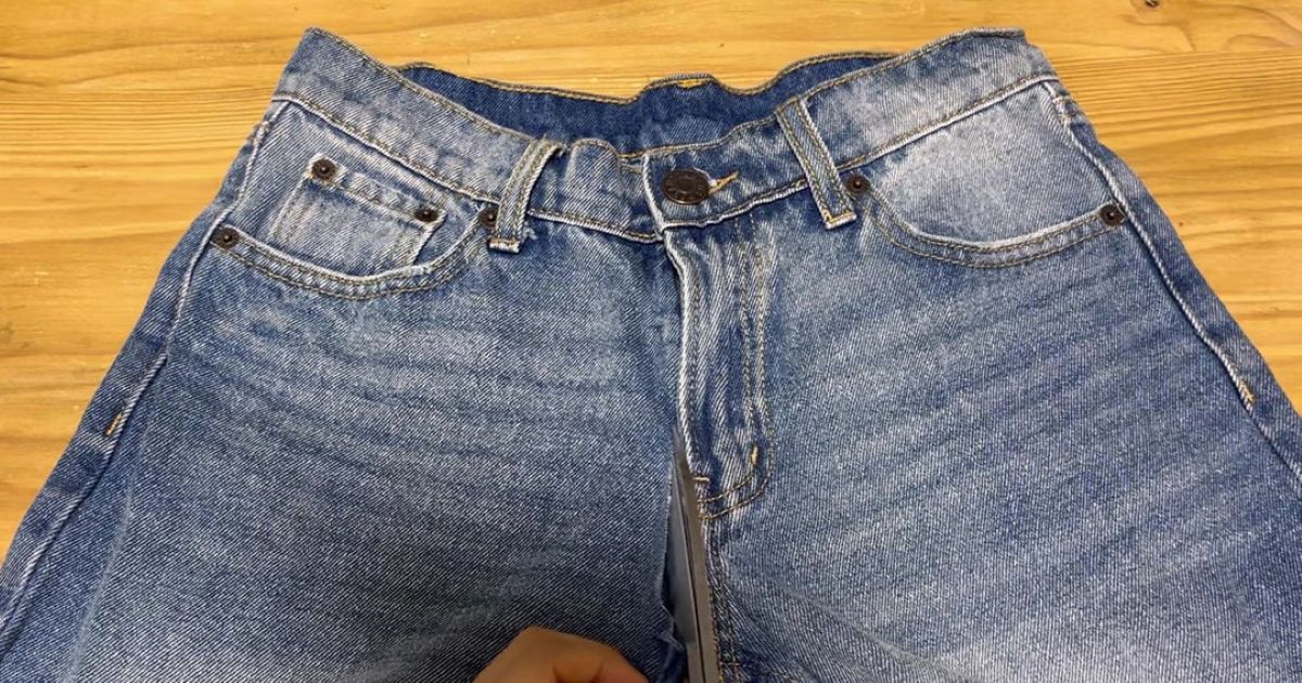 1本のジーンズをカットし、いろんなパーツを縫い合わせていくと……「すごい！」　お出かけにぴったりなアイテムに「めっちゃいい」「最高に好きなデザイン」（1/2） | ライフスタイル ねとらぼ