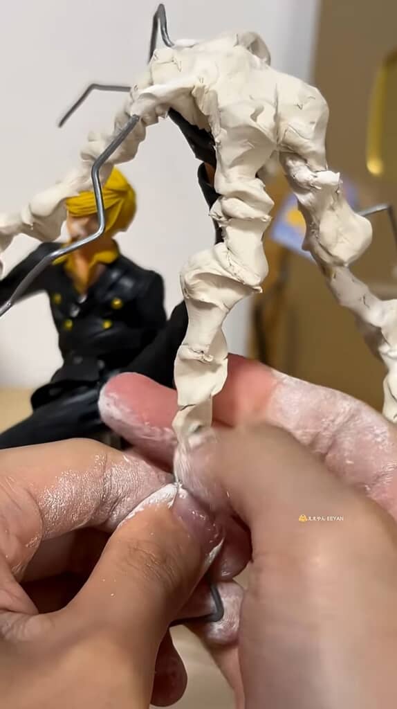 取り付けた針金にパテを盛り付ける