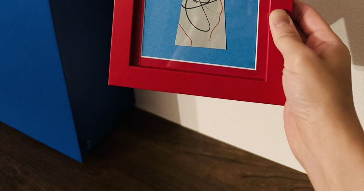 ママが切った“折り紙”→2歳息子が絵を描くと……「センスええわ～」「好き」　完成した“驚きの作品”に「芸術が爆発してて最高」（1/2） | 絵画 ねとらぼ