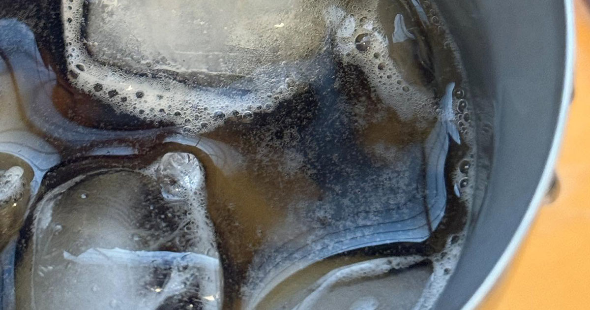 アイスティーの氷を、よーく見てみたら……「ウソップおった」　“まさかの奇跡”に思わず二度見（1/2） | マンガ ねとらぼ