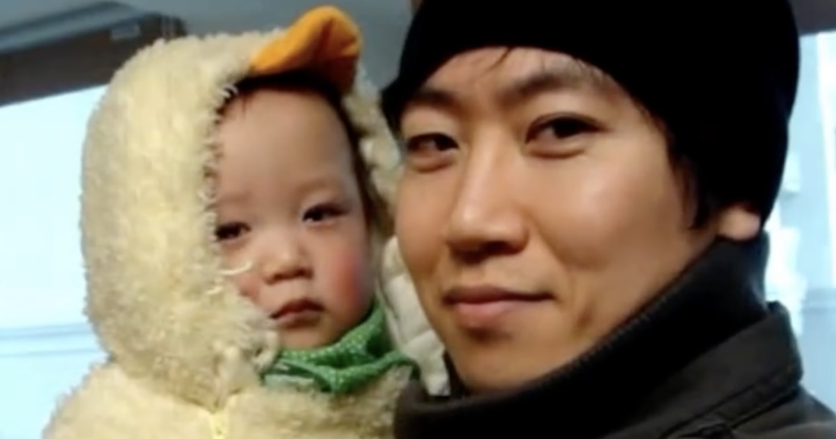 パパに抱っこされる赤ちゃん→14年後……「あぁぁぁ〜」　同じポーズ＆服装で撮った“現在の姿”が2500万再生「パパ、若返った？」【海外】（1/2） | ライフスタイル ねとらぼ