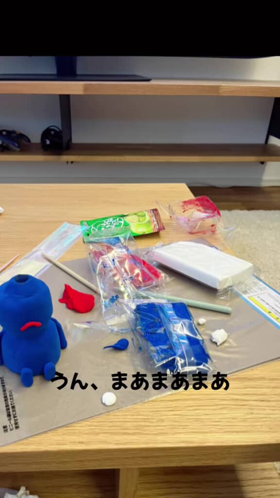 粘土をこねているところ