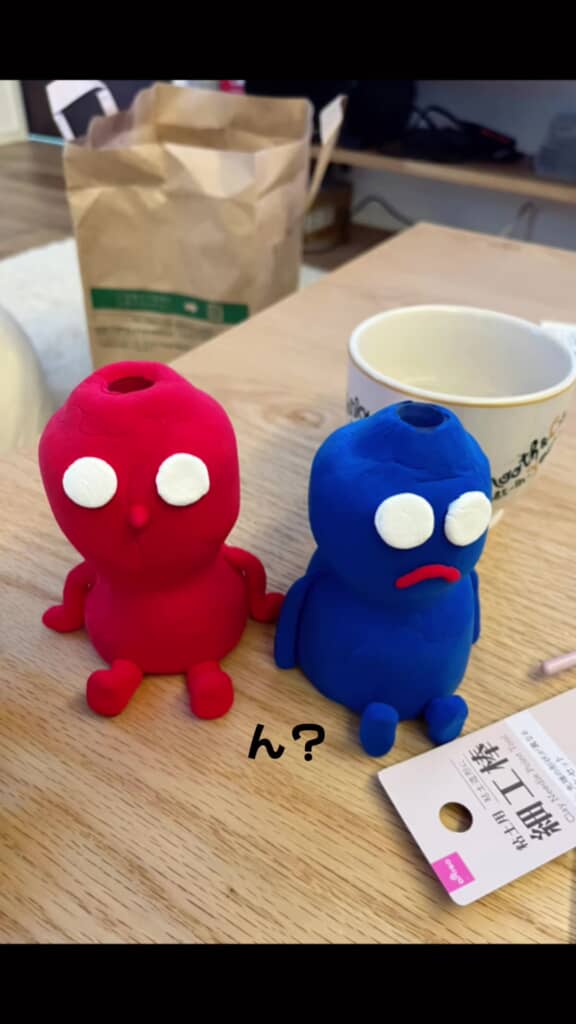 粘土でピクミンを作っているところ