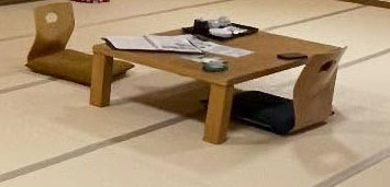 シンプルなテーブルと座椅子