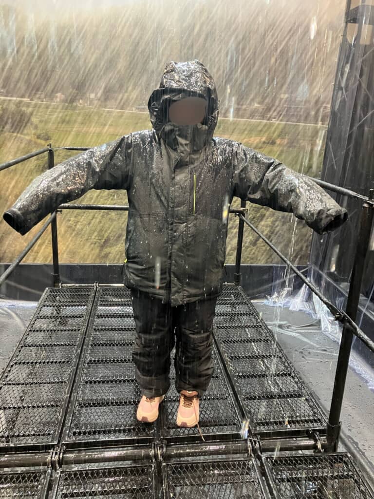豪雨でも余裕」 ワークマンの“最強防水スーツ”を猛烈な雨の中