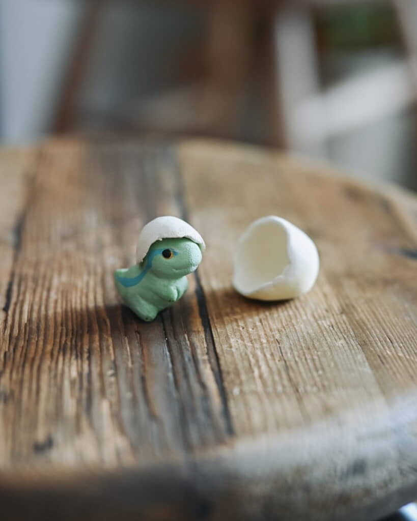 粘土で作った「ヴェロキラプトル」の赤ちゃん