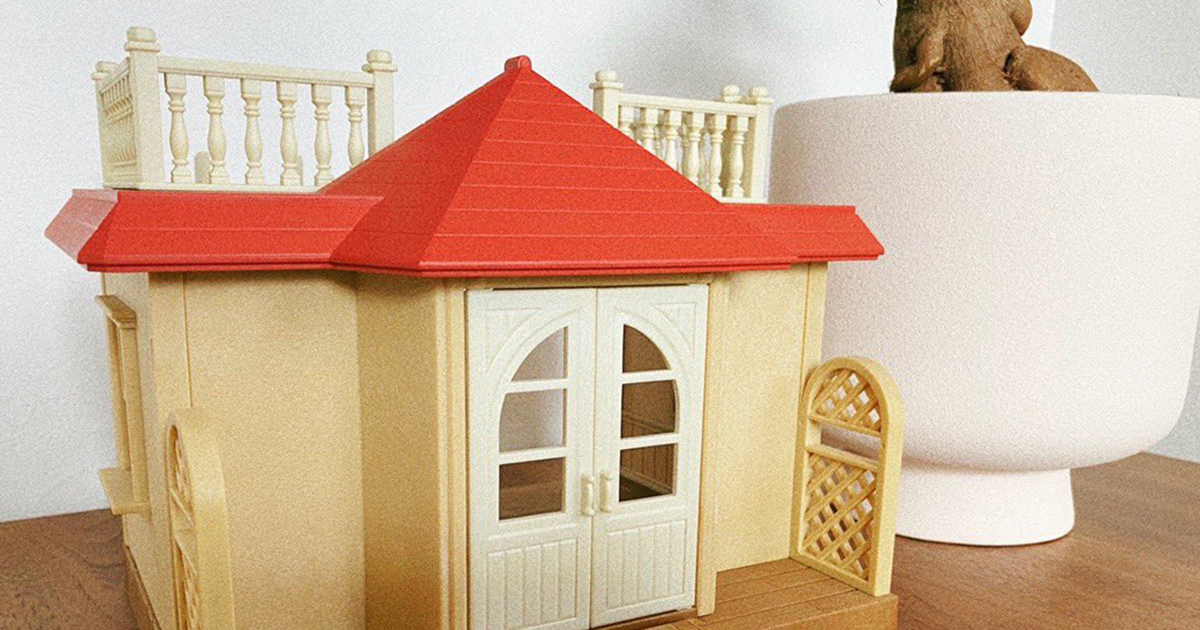 古い“シルバニアの家”→2児ママがコツコツ塗り直したら……「なにこれ!?」　驚きの仕上がりが200万表示「ここまで印象変わるとは」（1/2） | ホビー ねとらぼ