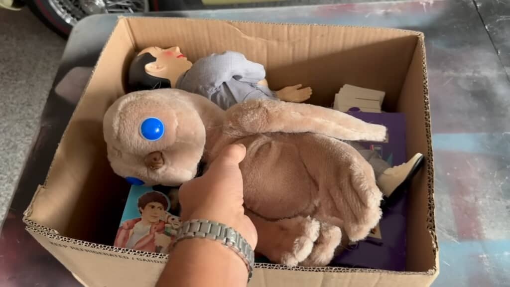 まずは『E.T.』のぬいぐるみを発掘
