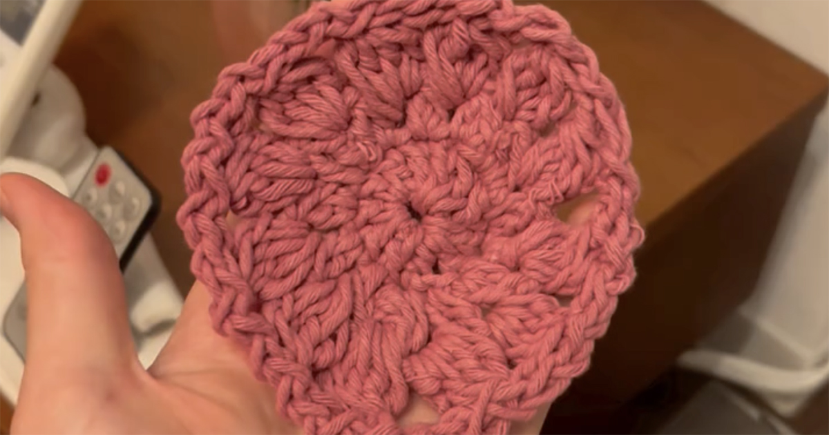 最初は“ガタガタ”だった編み物初心者の男性→努力を重ねて1カ月後……「信じられない！」　驚きの成長ぶりに「すごい進化」「こんなに?!」（1/2） | ライフスタイル ねとらぼ