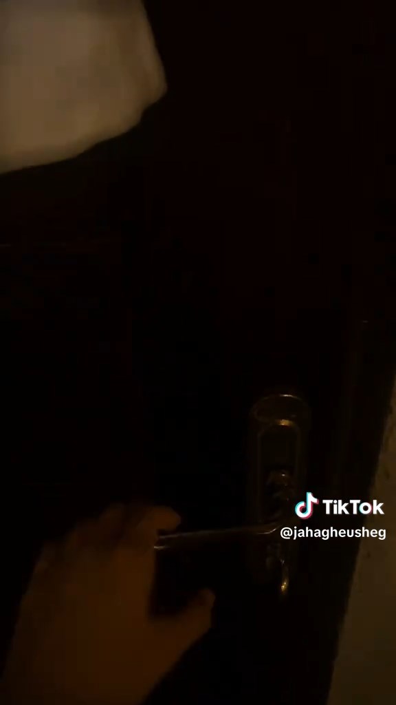 暗い扉に手を掛けると……