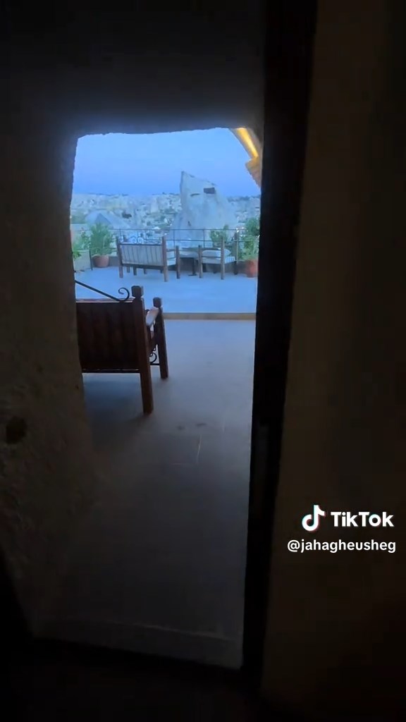 外側には目の覚めるような風景