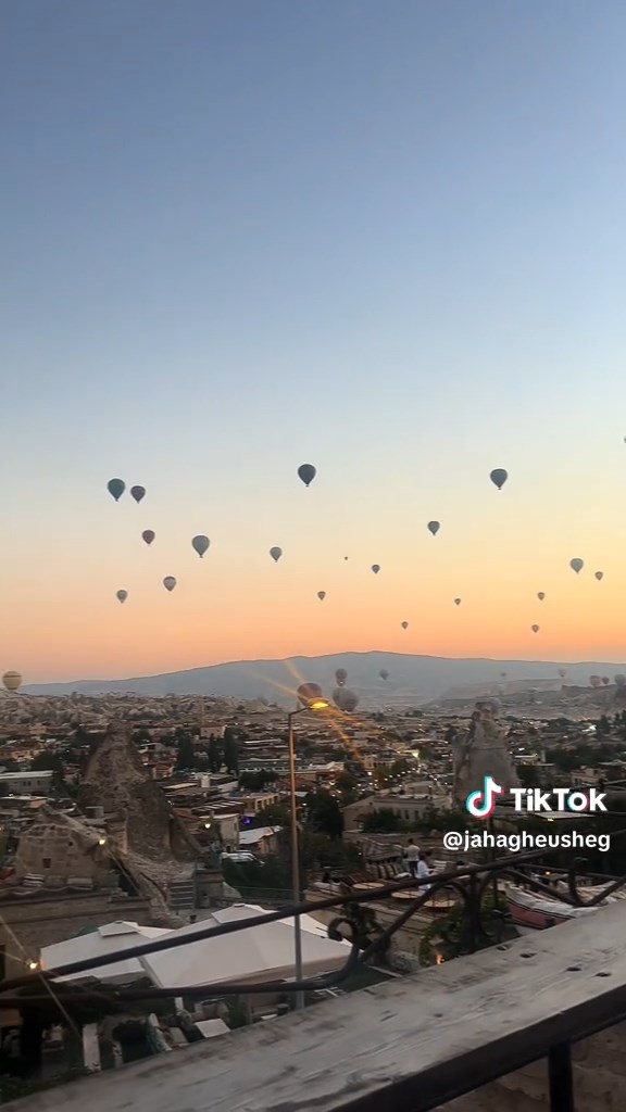 空には気球ツアーを楽しむ人々で一杯