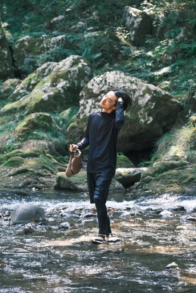 髪をかき上げる……おじさん