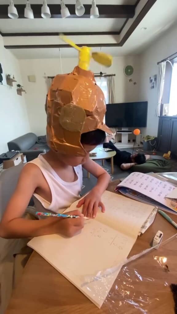 黄色いプロペラが常に回っているヘルメット