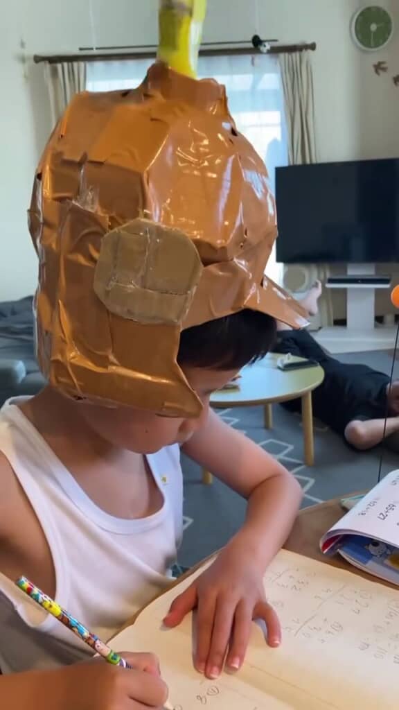 集中するためおいが1人で作ったプロペラ付きヘルメット