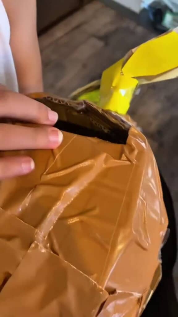 段ボールとガムテープで作られているヘルメット