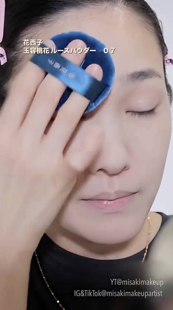 ルースパウダーでセッティング