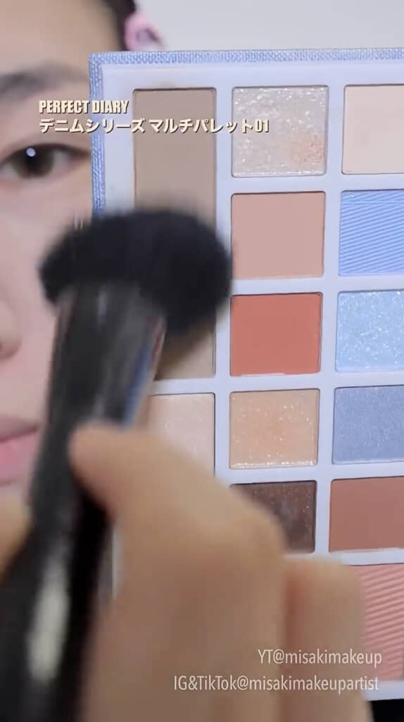 影色カラーをブラシに取って……