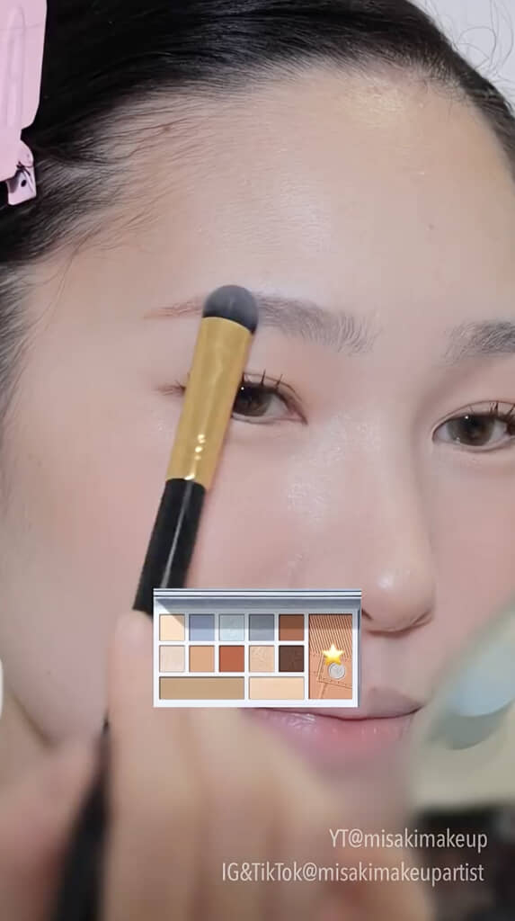 チークと同じカラーを眉に