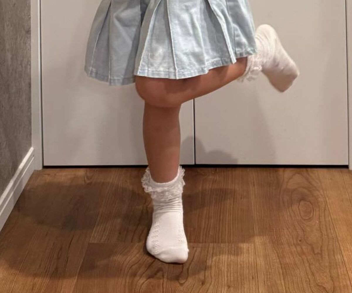 母が9年前に買ったライブTシャツ→4歳娘が今、着たら……　まさかの着こなしに「天才なん？」「羨ましすぎる」（1/3） | ライフスタイル ねとらぼ