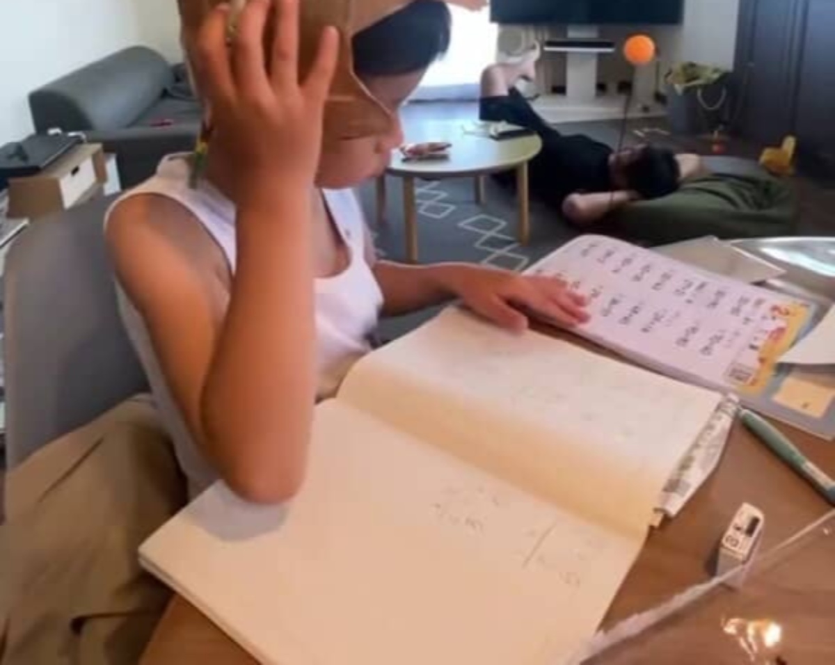 夏休みの宿題に取り組む甥っ子→ふと頭を見ると……　予想外すぎる光景が30万表示「天才」「ステキな完成」（1/3） | ライフスタイル ねとらぼ