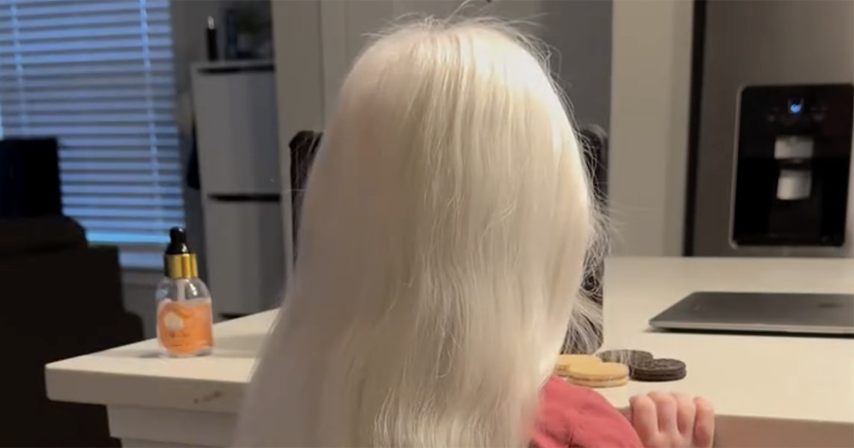 “4歳娘の髪”をママがセットしたら……「本物のエルサ!!!!」　プリンセスすぎる姿が1700万再生【海外】（1/2） | 美容 ねとらぼ