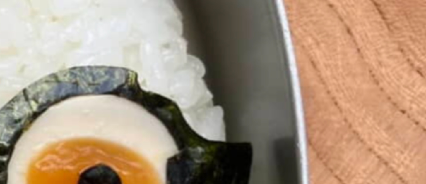 お弁当作りが得意なパパ、煮卵と海苔をご飯に乗せていくと……「ギョッてなりました」→まさかの“キャラ弁”に「怖！」「眠気飛んでった」（1/3） | ライフスタイル ねとらぼ