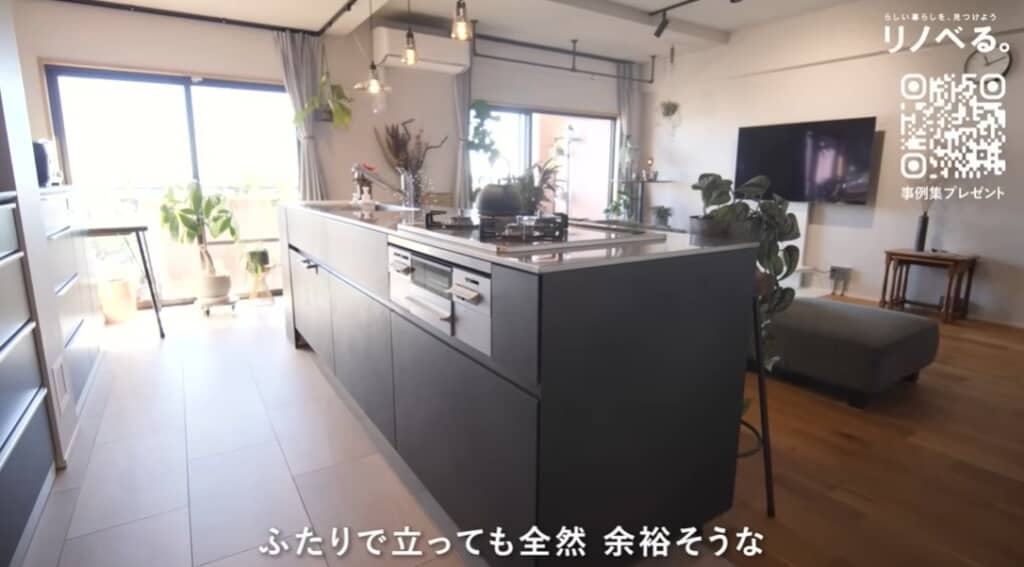 通路も広々としたアイランドキッチン