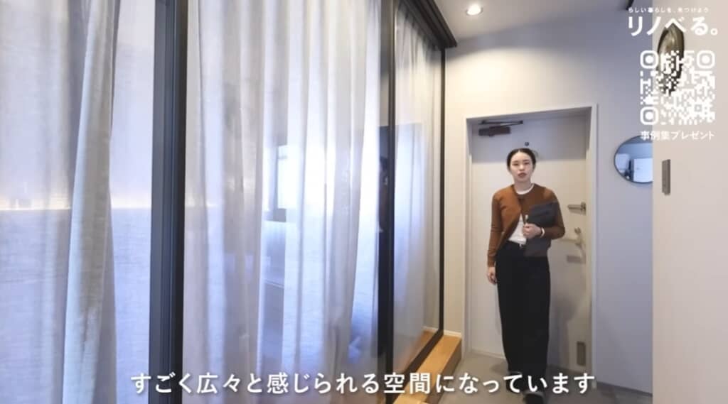 玄関を入ってすぐのところは壁ではなくガラス戸