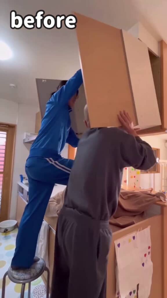 キッチンのつり戸棚を外す様子