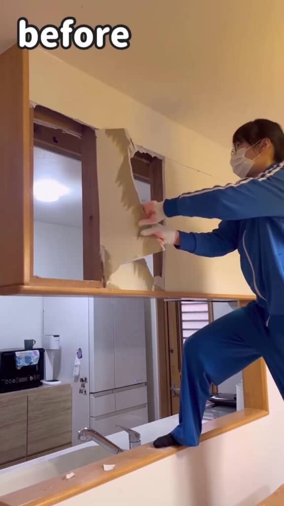 つり戸棚があった場所を壊す様子