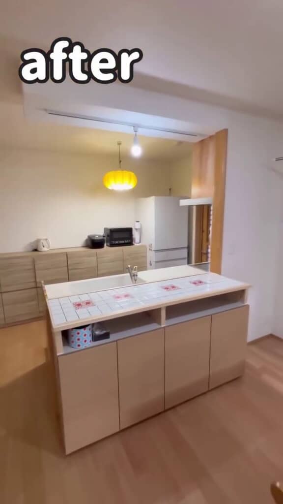 タイル貼りの作業台がある改装後のキッチン