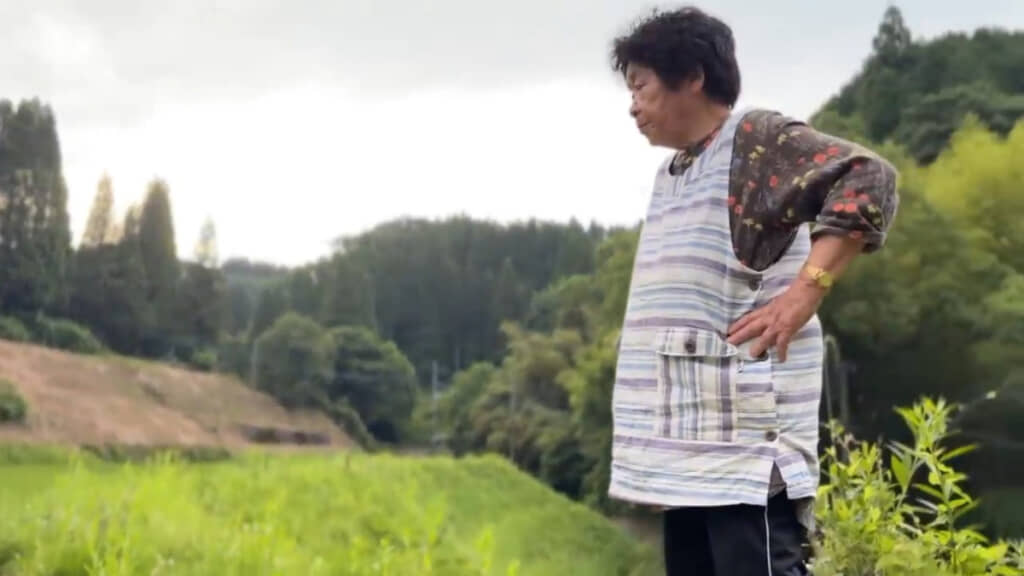 祖母のかっこいい姿をカメラに収めています