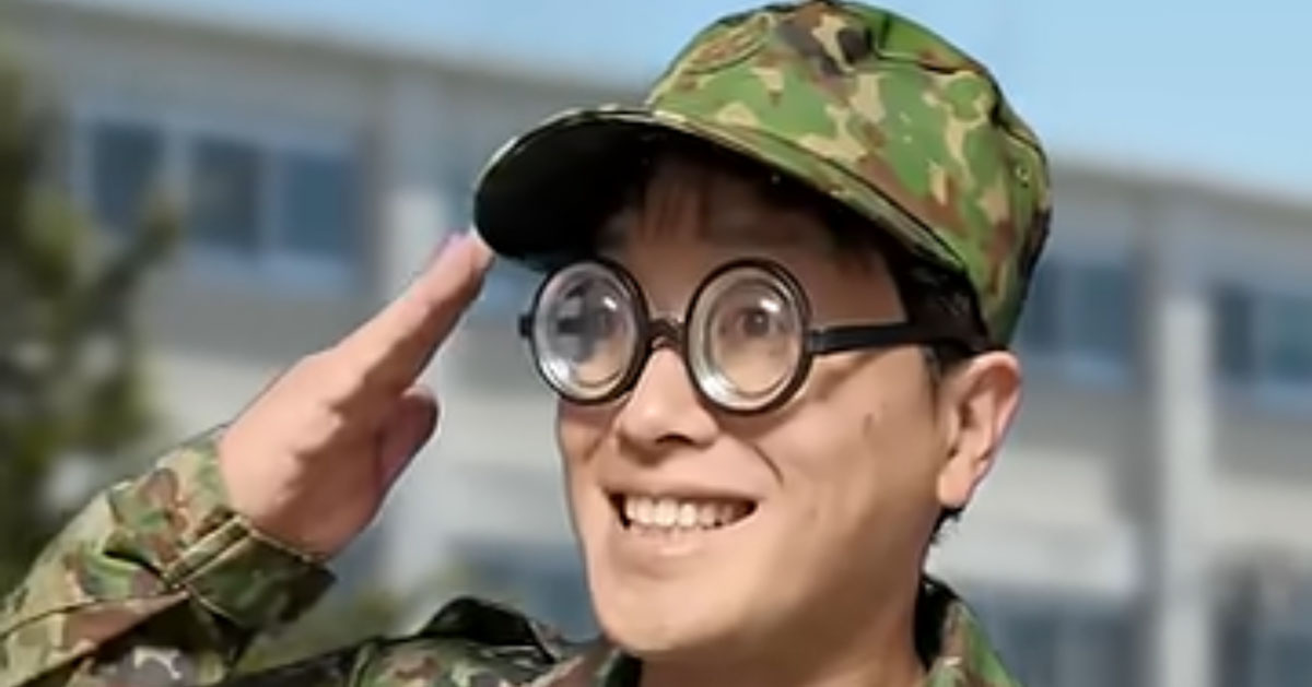 ぎこちない「敬礼」の新人自衛官→30年後……「バカ笑ったわww」 想像できない“まさかの変化”が750万再生（1/2） | ライフスタイル ねとらぼ