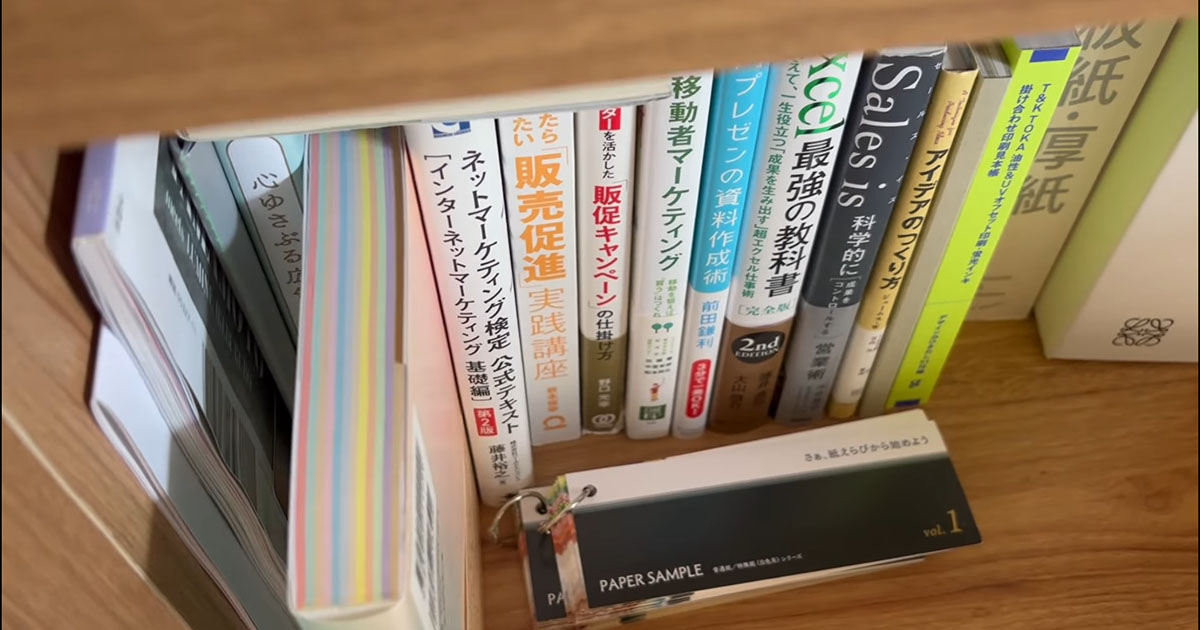 本が勝手に落ちる本棚→じっと見た、次の瞬間……「おわかりいただけた