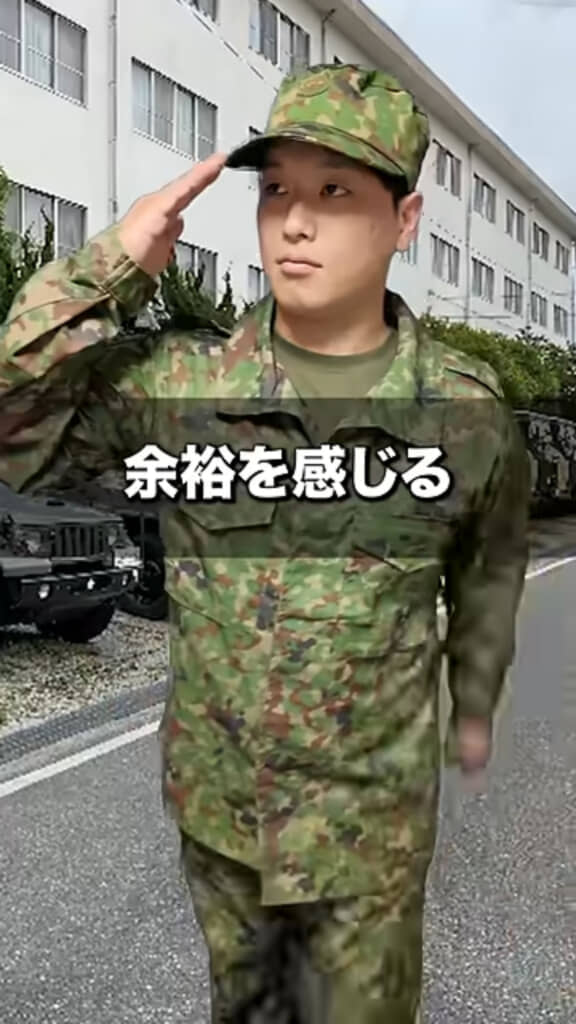 余裕を感じる敬礼