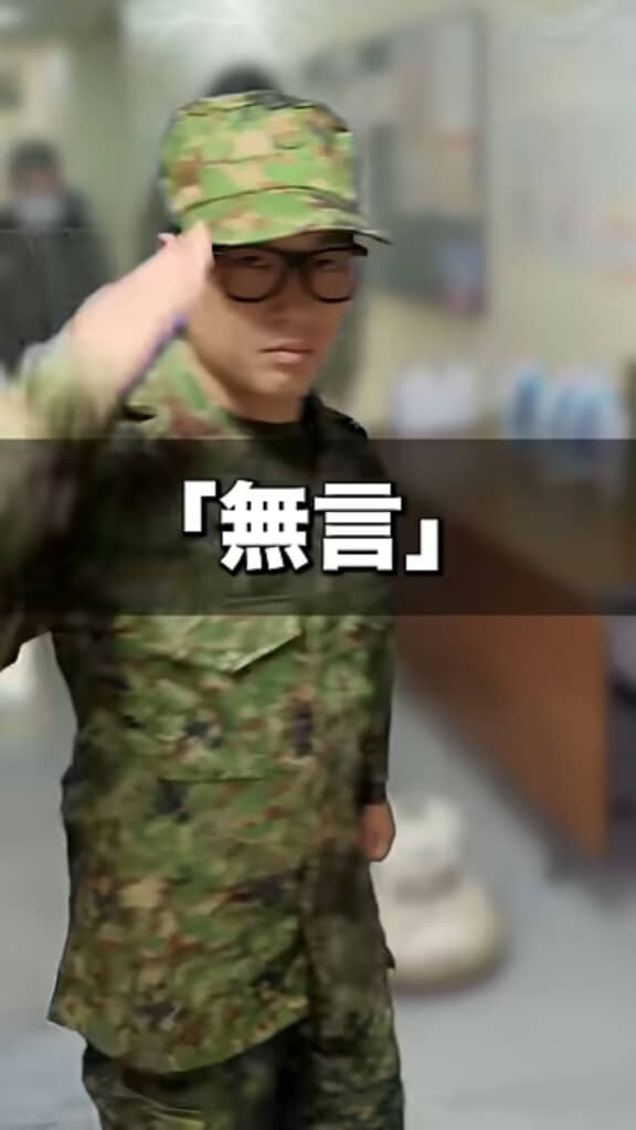 無言で敬礼だけする隊員