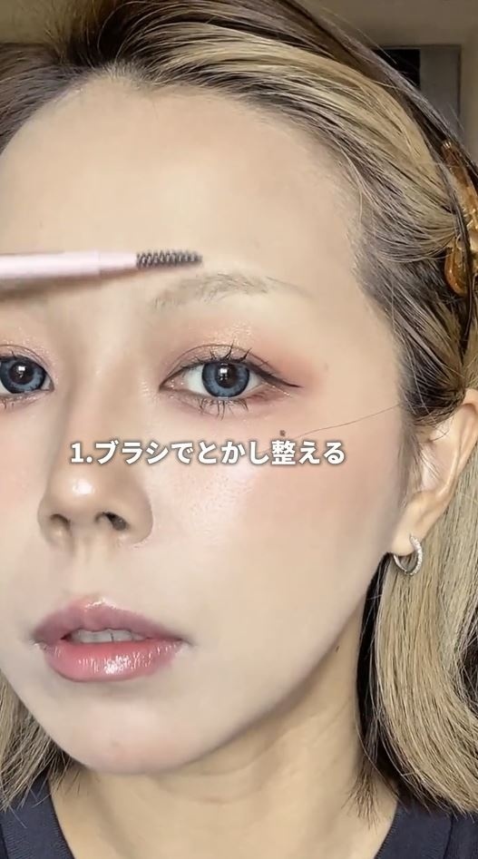 ブラシでとかして整える様子