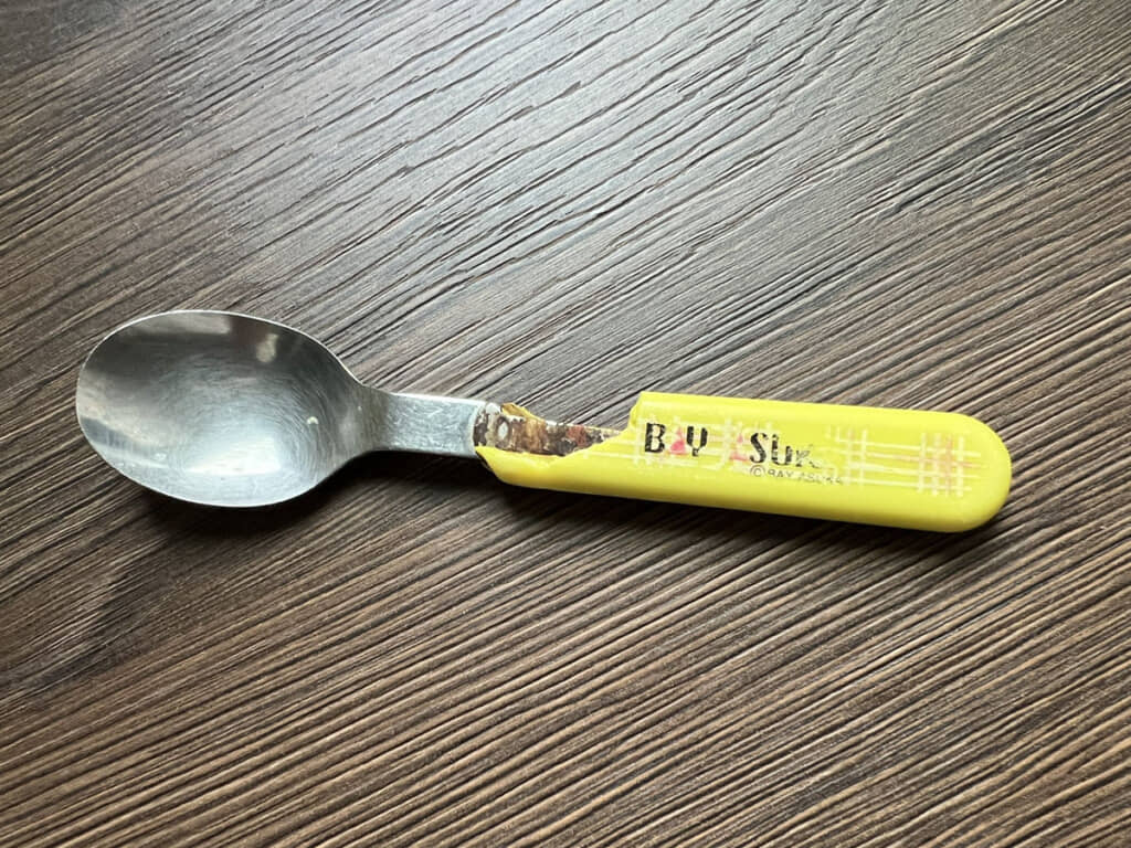 長年連れ添ったスプーン。ロゴのカスレと、露出した芯の変色が年季を物語る