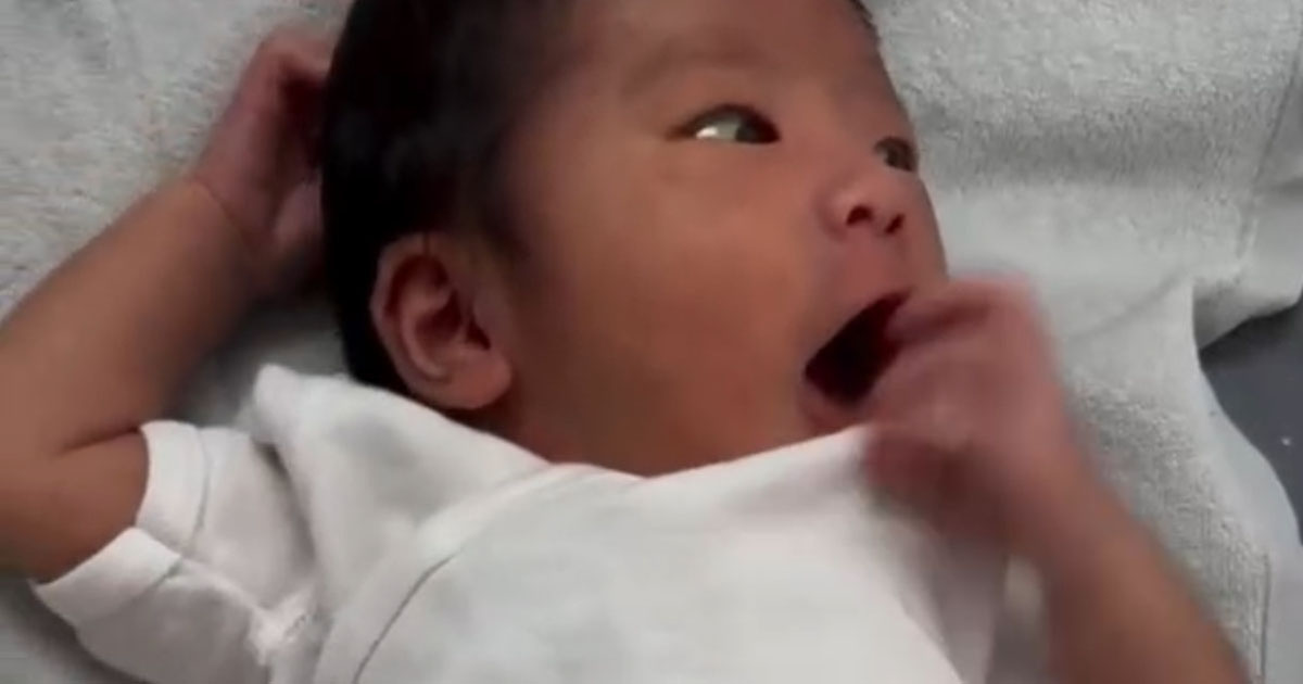 生後0カ月の赤ちゃん→1歳お兄ちゃんと大きさを比べると……「こんなに違うの？」　“まさかの光景”が300万再生（1/2） | 育児 ねとらぼ